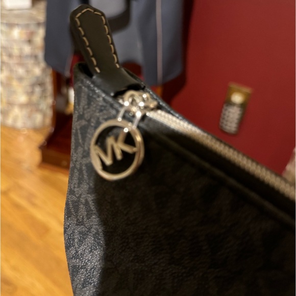 MICHAEL KORS TRAVEL LARGE TOP ZIP TOTE - Picture 7 of 14